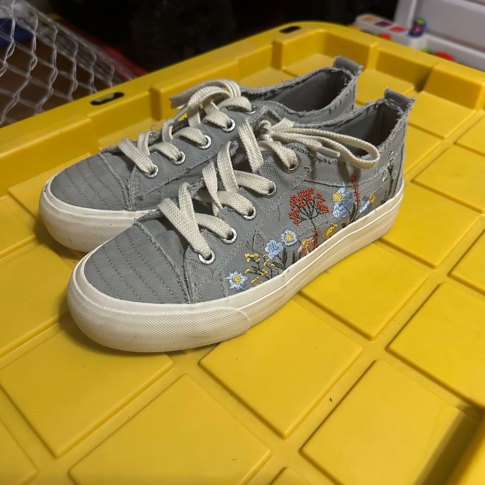 Flowers Gray Blowfish Malibu sz 10